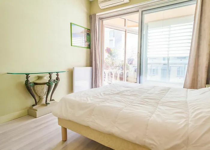 11 Alexandre III Apartment 2